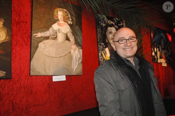 Michel Blanc assiste à une exposition de peintures au Banana Café à Paris, France, le 14 novembre 2007. Toutes les peintures représentant des célébrités françaises seront vendues aux enchères sur Ebay au profit de la recherche contre le SIDA.