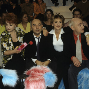 Archives - En France, à Paris, sur le plateau de l'émission "Nom de code : Balasko", de gauche à droite, Thierry Lhermitte, Christian Clavier, Josiane Balasko, Gérard Jugnot, Marie-Anne Chazel, et Michel Blanc, une partie de la troupe du SPLENDID. Le 15 décembre 1997 © Michel Marizy via Bestimage