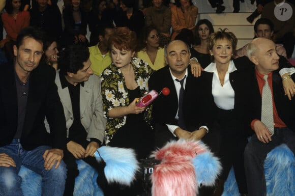 Archives - En France, à Paris, sur le plateau de l'émission "Nom de code : Balasko", de gauche à droite, Thierry Lhermitte, Christian Clavier, Josiane Balasko, Gérard Jugnot, Marie-Anne Chazel, et Michel Blanc, une partie de la troupe du SPLENDID. Le 15 décembre 1997 © Michel Marizy via Bestimage