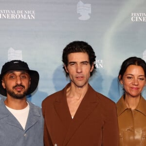 Le mari de Leïla Bekhti a également pu découvrir lors de cette cérémonie de clôture le palmarès de cette nouvelle édition qui mettait en compétition 10 films
Tahar Rahim pour le film "Monsieur Aznavour" entouré de Mehdi Idir et Marie-Julie Baup - Arrivées de la soirée de clôture de la 6ème édition du festival Cinéroman à Nice, France, le 5 octobre 2024. © Bebert-Jacovides/Bestimage 