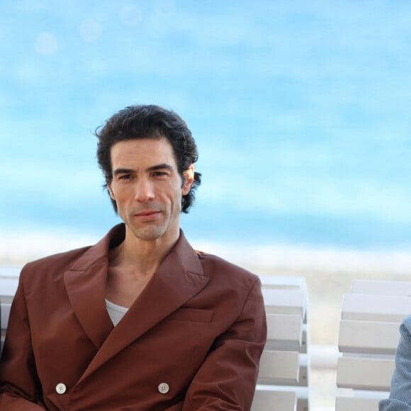 Tahar Rahim et Mehdi Idir au photocall du film "Monsieur Aznavour" dsans le cadre de la 6ème édition du festival Cinéroman, à Nice, France, le 5 Octobre 2024. © Bebert-Jacovides/Bestimage 