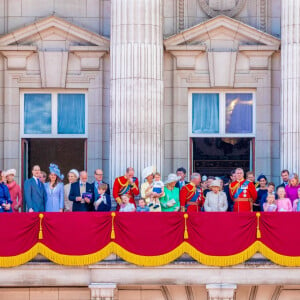 Frederick Windsor, Sophie Winkleman, Michael de Kent, Marie-Christine von Reibnitz, le prince William, duc de Cambridge, et Catherine (Kate) Middleton, duchesse de Cambridge, le prince George de Cambridge, la princesse Charlotte de Cambridge, le prince Louis de Cambridge, Camilla Parker Bowles, duchesse de Cornouailles, le prince Charles, prince de Galles, la reine Elisabeth II d'Angleterre, le prince Andrew, duc d'York, le prince Harry, duc de Sussex, et Meghan Markle, duchesse de Sussex, la princesse Beatrice d'York, la princesse Eugenie d'York, la princesse Anne, Savannah Phillips, Isla Phillips, Autumn Phillips, Peter Philips, James Mountbatten-Windsor, vicomte Severn- La famille royale au balcon du palais de Buckingham lors de la parade Trooping the Colour 2019, célébrant le 93ème anniversaire de la reine Elisabeth II, Londres, le 8 juin 2019. 