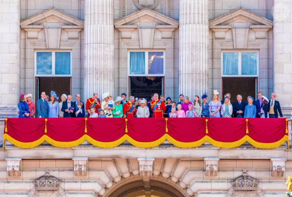 Frederick Windsor, Sophie Winkleman, Michael de Kent, Marie-Christine von Reibnitz, le prince William, duc de Cambridge, et Catherine (Kate) Middleton, duchesse de Cambridge, le prince George de Cambridge, la princesse Charlotte de Cambridge, le prince Louis de Cambridge, Camilla Parker Bowles, duchesse de Cornouailles, le prince Charles, prince de Galles, la reine Elisabeth II d'Angleterre, le prince Andrew, duc d'York, le prince Harry, duc de Sussex, et Meghan Markle, duchesse de Sussex, la princesse Beatrice d'York, la princesse Eugenie d'York, la princesse Anne, Savannah Phillips, Isla Phillips, Autumn Phillips, Peter Philips, James Mountbatten-Windsor, vicomte Severn- La famille royale au balcon du palais de Buckingham lors de la parade Trooping the Colour 2019, célébrant le 93ème anniversaire de la reine Elisabeth II, Londres, le 8 juin 2019. 