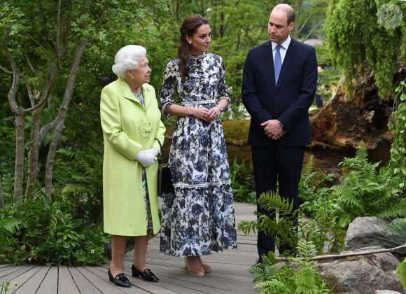 La reine Elisabeth II d'Angleterre, le prince William, duc de Cambridge, et Catherine (Kate) Middleton, duchesse de Cambridge, en visite au "Chelsea Flower Show 2019" à Londres, le 20 mai 2019. 