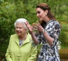 Touchée, Kate aurait malgré tout refusé cette proposition
La reine Elisabeth II d'Angleterre, et Catherine (Kate) Middleton, duchesse de Cambridge,en visite au "Chelsea Flower Show 2019" à Londres, le 20 mai 2019. 