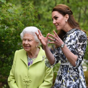 Touchée, Kate aurait malgré tout refusé cette proposition
La reine Elisabeth II d'Angleterre, et Catherine (Kate) Middleton, duchesse de Cambridge,en visite au "Chelsea Flower Show 2019" à Londres, le 20 mai 2019. 