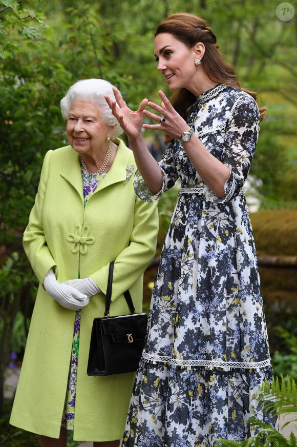 Touchée, Kate aurait malgré tout refusé cette proposition
La reine Elisabeth II d'Angleterre, et Catherine (Kate) Middleton, duchesse de Cambridge,en visite au "Chelsea Flower Show 2019" à Londres, le 20 mai 2019. 