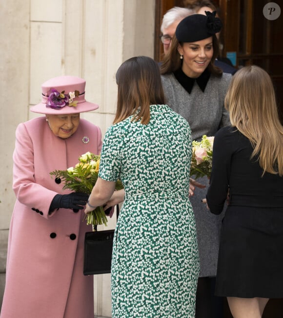 Mais on apprend dans la biographie "Battle of Brothers" qu'elle a déjà eu l'audace d'envoyer balader la reine Elizabeth II
La reine Elisabeth II d'Angleterre et Kate Catherine Middleton, duchesse de Cambridge, à la sortie de la "Bush House" à Londres. Le 19 mars 2019 