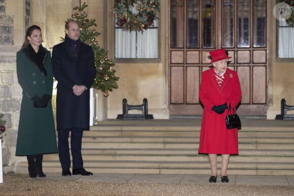 Catherine Kate Middleton, duchesse de Cambridge, le prince William, duc de Cambridge, la reine Elisabeth II d'Angleterre - La famille royale se réunit devant le chateau de Windsor pour remercier les membres de l'Armée du Salut et tous les bénévoles qui apportent leur soutien pendant l'épidémie de coronavirus (COVID-19) et à Noël le 8 décembre 2020. 