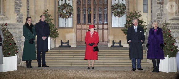 Catherine Kate Middleton, duchesse de Cambridge, le prince William, duc de Cambridge, la reine Elisabeth II d'Angleterre, le prince Charles, prince de Galles, Camilla Parker Bowles, duchesse de Cornouailles - La famille royale se réunit devant le chateau de Windsor pour remercier les membres de l'Armée du Salut et tous les bénévoles qui apportent leur soutien pendant l'épidémie de coronavirus (COVID-19) et à Noël le 8 décembre 2020. 