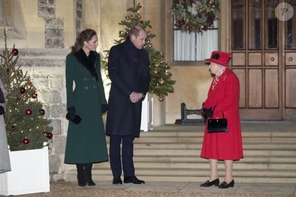 Catherine Kate Middleton, duchesse de Cambridge, le prince William, duc de Cambridge, la reine Elisabeth II d'Angleterre - La famille royale se réunit devant le chateau de Windsor pour remercier les membres de l'Armée du Salut et tous les bénévoles qui apportent leur soutien pendant l'épidémie de coronavirus (COVID-19) et à Noël le 8 décembre 2020. 