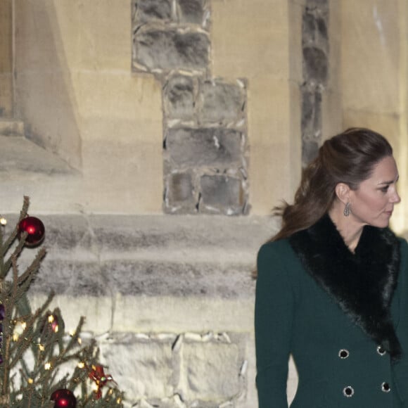 Catherine Kate Middleton, duchesse de Cambridge, le prince William, duc de Cambridge, la reine Elisabeth II d'Angleterre - La famille royale se réunit devant le chateau de Windsor pour remercier les membres de l'Armée du Salut et tous les bénévoles qui apportent leur soutien pendant l'épidémie de coronavirus (COVID-19) et à Noël le 8 décembre 2020. 