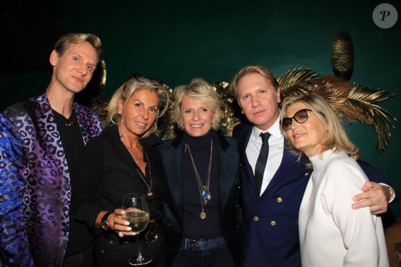 Exclusif - François-Xavier Renou, Caroline Margeridon, Sophie Davant, Thierry Chapeau, Dania Lecroart - Caroline Margeridon fête son 56ème anniversaire au restaurant "Manko" à Paris le 29 septembre 2022. © Philippe Baldini/Bestimage  (No Web - pour suisse et Belgique)