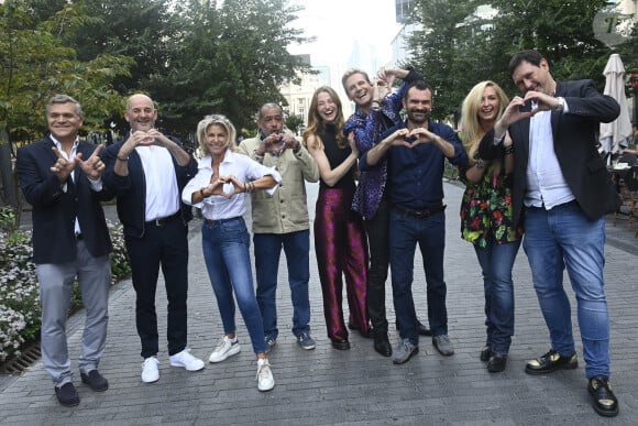 Caroline Margeridon est à Bruxelles avec les acheteurs (Stéphane Vanhandenhoven, Aurore Morisse, Bernard Dumeige, Alexandra Morel, Glorian Kabongo, François-Xavier Renou, François Cases Bardina, Gérald Watelet (animateur) et Jérôme Duvillard (commissaire-priseur)) de l'émission belge "Affaire conclue" pour une vente aux enchères d'objets donnés à "Viva for Life" en Belgique le 29 octobre 2022. 