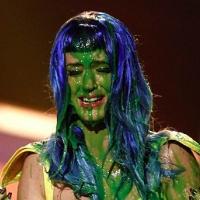 Regardez Katy Perry, couverte d'une matière verdâtre visqueuse... Le gang des KCA a encore frappé !