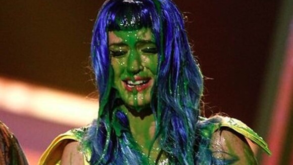 Regardez Katy Perry, couverte d'une matière verdâtre visqueuse... Le gang des KCA a encore frappé !