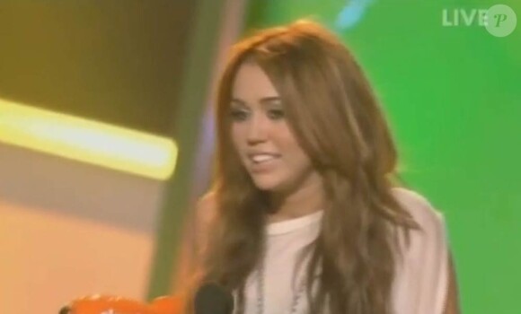Miley Cyrus reçoit le prix de l'Actrice de film préférée, des mains de Katy Perry.