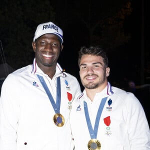 Exclusif - No Web - Andy Timo et Antoine Dupont - Backstage - Personnalités sur le plateau de l'émission "Paris 2024 : merci! La grande soirée événement" sur les Champs-Elysées à Paris, à l'occasion des Jeux Olympiques et Paralympiques Paris 2024, diffusée en direct sur France 2, le 14 septembre 2024 © Perusseau-Ramsamy / Bestimage  Exclusive - No Web No Blog pour Belgique et Suisse 