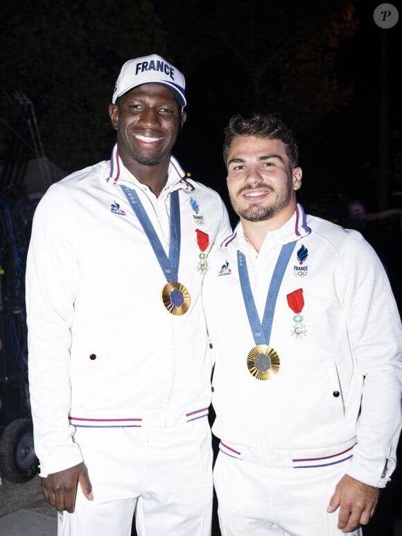 Exclusif - No Web - Andy Timo et Antoine Dupont - Backstage - Personnalités sur le plateau de l'émission "Paris 2024 : merci! La grande soirée événement" sur les Champs-Elysées à Paris, à l'occasion des Jeux Olympiques et Paralympiques Paris 2024, diffusée en direct sur France 2, le 14 septembre 2024 © Perusseau-Ramsamy / Bestimage  Exclusive - No Web No Blog pour Belgique et Suisse 