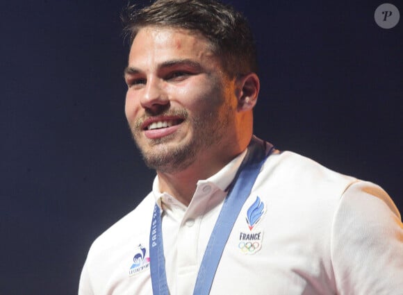 Antoine Dupont (FRA) - Les joueurs de l'équipe de France de Rugby à 7 célèbrent leur médaille d'or au Club France porte de la Villette lors des Jeux Olympiques (JO) de Paris 2024, à Paris, France, le 27 juillet 2024. © Jonathan Rebboah/Panoramic/Bestimage  French Rugby 7s team celebrate their gold medal at Club France Porte de la Villette during the Paris 2024 Olympic Games 