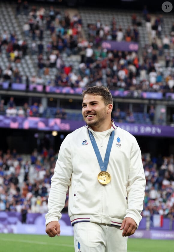 Antoine Dupont - Podium - La France remporte la finale en Rugby à 7 après sa victoire face à Fidji (et sa première médaille d'or) lors des Jeux Olympiques (JO) de Paris 2024 au Stade de France à Saint-Denis, Seine Saint-Denis, France, le 27 juillet 2024. © Jacovides-Perusseau/Bestimage  Men’s Rugby Sevens Gold Medal match between France and Fiji on day one of the Olympic Games Paris 2024 at Stade de France on July 27, 2024 in Paris, France. 