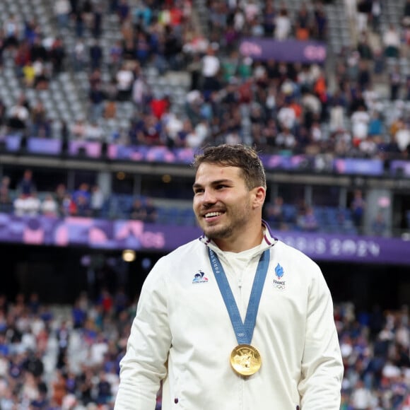 Antoine Dupont - Podium - La France remporte la finale en Rugby à 7 après sa victoire face à Fidji (et sa première médaille d'or) lors des Jeux Olympiques (JO) de Paris 2024 au Stade de France à Saint-Denis, Seine Saint-Denis, France, le 27 juillet 2024. © Jacovides-Perusseau/Bestimage  Men’s Rugby Sevens Gold Medal match between France and Fiji on day one of the Olympic Games Paris 2024 at Stade de France on July 27, 2024 in Paris, France. 