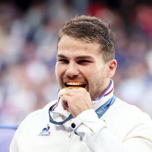 Antoine Dupont - Podium - La France remporte la finale en Rugby à 7 après sa victoire face à Fidji (et sa première médaille d'or) lors des Jeux Olympiques (JO) de Paris 2024 au Stade de France à Saint-Denis, Seine Saint-Denis, France, le 27 juillet 2024. © Jacovides-Perusseau/Bestimage  Men’s Rugby Sevens Gold Medal match between France and Fiji on day one of the Olympic Games Paris 2024 at Stade de France on July 27, 2024 in Paris, France. 