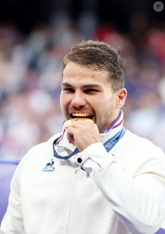 Antoine Dupont - Podium - La France remporte la finale en Rugby à 7 après sa victoire face à Fidji (et sa première médaille d'or) lors des Jeux Olympiques (JO) de Paris 2024 au Stade de France à Saint-Denis, Seine Saint-Denis, France, le 27 juillet 2024. © Jacovides-Perusseau/Bestimage  Men’s Rugby Sevens Gold Medal match between France and Fiji on day one of the Olympic Games Paris 2024 at Stade de France on July 27, 2024 in Paris, France. 