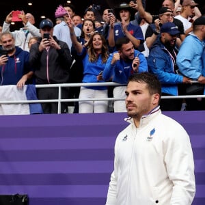 Antoine Dupont - Podium - La France remporte la finale en Rugby à 7 après sa victoire face à Fidji (et sa première médaille d'or) lors des Jeux Olympiques (JO) de Paris 2024 au Stade de France à Saint-Denis, Seine Saint-Denis, France, le 27 juillet 2024. © Jacovides-Perusseau/Bestimage  Men’s Rugby Sevens Gold Medal match between France and Fiji on day one of the Olympic Games Paris 2024 at Stade de France on July 27, 2024 in Paris, France. 