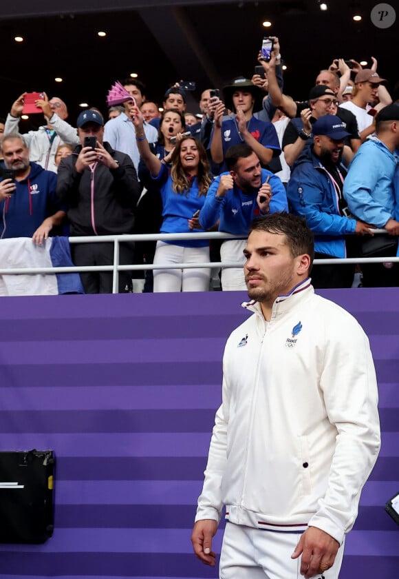 Antoine Dupont - Podium - La France remporte la finale en Rugby à 7 après sa victoire face à Fidji (et sa première médaille d'or) lors des Jeux Olympiques (JO) de Paris 2024 au Stade de France à Saint-Denis, Seine Saint-Denis, France, le 27 juillet 2024. © Jacovides-Perusseau/Bestimage  Men’s Rugby Sevens Gold Medal match between France and Fiji on day one of the Olympic Games Paris 2024 at Stade de France on July 27, 2024 in Paris, France. 