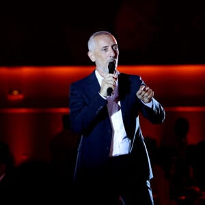 Gad Elmaleh - Soirée de gala "Heroes for Imagine" qui a permis de récolter dix millions d'euros au profit de la recherche contre les maladies génétiques à Paris le 23 septembre 2024. Depuis sa création en 2015, ce gala organisé tous les deux ans au coeur de l'Institut, propose à la vente des oeuvres et des moments d'exception uniques pour soutenir les chercheurs et médecins de l'Institut Imagine, qui oeuvrent au quotidien pour comprendre et guérir les maladies génétiques. Cette vente caritative est fondamentale pour l'avenir d'Imagine. Elle permet d'accélérer ses grands projets stratégiques, de conforter son attractivité, et de répondre aux besoins de la recherche en termes d'équipements et de technologies de pointe, comme en recrutement de talents. En quatre éditions, HEROES for Imagine a permis de lever plus de 22 millions d'euros. Et 2024 est une année toute particulière pour l'Institut Imagine qui fête ses 10 ans mais aussi la cinquième édition d'Heroes, actuellement en pleine préparation ! "Grâce à Heroes, la recherche sur les maladies génétiques s'accélère, quels que soient les obstacles, au bénéfice des enfants malades et de leurs familles. Avec virtuosité et engagement, les chercheurs et les médecins de l'Institut Imagine, pratiquent la meilleure science d'aujourd'hui pour inventer la meilleure médecine de demain" © Dominique Jacovides / Bestimage 