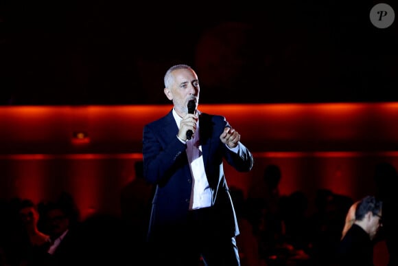 Gad Elmaleh - Soirée de gala "Heroes for Imagine" qui a permis de récolter dix millions d'euros au profit de la recherche contre les maladies génétiques à Paris le 23 septembre 2024. Depuis sa création en 2015, ce gala organisé tous les deux ans au coeur de l'Institut, propose à la vente des oeuvres et des moments d'exception uniques pour soutenir les chercheurs et médecins de l'Institut Imagine, qui oeuvrent au quotidien pour comprendre et guérir les maladies génétiques. Cette vente caritative est fondamentale pour l'avenir d'Imagine. Elle permet d'accélérer ses grands projets stratégiques, de conforter son attractivité, et de répondre aux besoins de la recherche en termes d'équipements et de technologies de pointe, comme en recrutement de talents. En quatre éditions, HEROES for Imagine a permis de lever plus de 22 millions d'euros. Et 2024 est une année toute particulière pour l'Institut Imagine qui fête ses 10 ans mais aussi la cinquième édition d'Heroes, actuellement en pleine préparation ! "Grâce à Heroes, la recherche sur les maladies génétiques s'accélère, quels que soient les obstacles, au bénéfice des enfants malades et de leurs familles. Avec virtuosité et engagement, les chercheurs et les médecins de l'Institut Imagine, pratiquent la meilleure science d'aujourd'hui pour inventer la meilleure médecine de demain" © Dominique Jacovides / Bestimage 