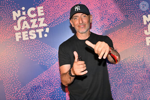 Exclusif - Gad Elmaleh a remis le Trophée Ferret en compagnie de Christian Estrosi, le maire de Nice, venu en famille, à la chanteuse américaine Stella Cole, après son concert sur la scène du Théâtre de Verdure durant le Nice Jazz Fest à Nice, le 21 août 2024. Gad Elmaleh a un projet de Festival d'Humour dont il serait le directeur artistique et qui devrait se dérouler à Nice en octobre 2025. Jubil, c'est le nom provisoire du festival qui est créé avec Grégoire Furrer, qui est à la tête du Montreux Comedy Festival. Dès 2022, le joaillier Ferret s'est engagé en tant que Mécène du Nice Jazz Festival, en soutenant plus spécifiquement la scène 100% Jazz proposée par la Ville de Nice au Théâtre de Verdure, et en remettant chaque année le Trophée Ferret à un(e) artiste étoile du jazz. La Maison Ferret a choisi de mettre en avant l'art de la sculpture et l'art de la joaillerie en présentant un trophée Love Nice Jazz Festival, en collaboration avec Stéphane Cipre. © Bruno Bebert / Bestimage 