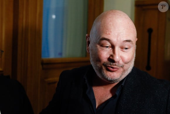 Suspendu de l'antenne après une enquête pour viol, Sébastien Cauet réclame en justice son retour sur NRJ au tribunal de commerce de Paris, France, le 18 mars 2024. L'animateur de radio a assigné la station en justice pour exiger son retour sur les ondes. L'animateur, suspendu depuis novembre dernier de l'antenne de NRJ, fait désormais l'objet d'au moins 5 plaintes pour viol ou agression sexuelle. © Christiophe Clovis/Bestimage