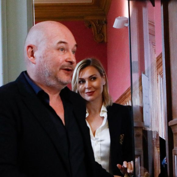 Sébastien Cauet et sa compagne Nathalie Dartois - Suspendu de l'antenne après une enquête pour viol, Sébastien Cauet réclame en justice son retour sur NRJ au tribunal de commerce de Paris, France, le 18 mars 2024. L'animateur de radio a assigné la station en justice pour exiger son retour sur les ondes. L'animateur, suspendu depuis novembre dernier de l'antenne de NRJ, fait désormais l'objet d'au moins 5 plaintes pour viol ou agression sexuelle. © Christiophe Clovis/Bestimage