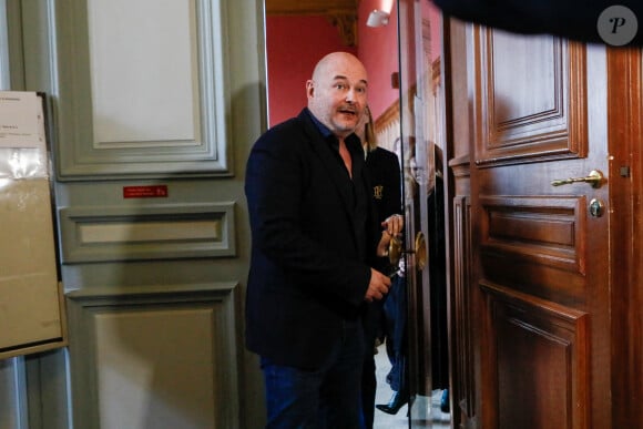 Suspendu de l'antenne après une enquête pour viol, Sébastien Cauet réclame en justice son retour sur NRJ au tribunal de commerce de Paris, France, le 18 mars 2024. L'animateur de radio a assigné la station en justice pour exiger son retour sur les ondes. L'animateur, suspendu depuis novembre dernier de l'antenne de NRJ, fait désormais l'objet d'au moins 5 plaintes pour viol ou agression sexuelle. © Christiophe Clovis/Bestimage