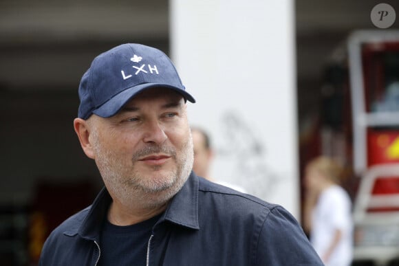 Exclusif - Sébastien Cauet - L'animateur radio de NRJ, Sébastien Cauet retourne à Marle (Aisne), sa ville natale, et inaugure la piscine municipale qui porte son nom le 11 juin 2022. Cette journée "Cauet made in Marle" était l'occasion pour le comité des fêtes et l'animateur d'inaugurer le 1er salon international des jeux de café. © Claude Dubourg/Bestimage 