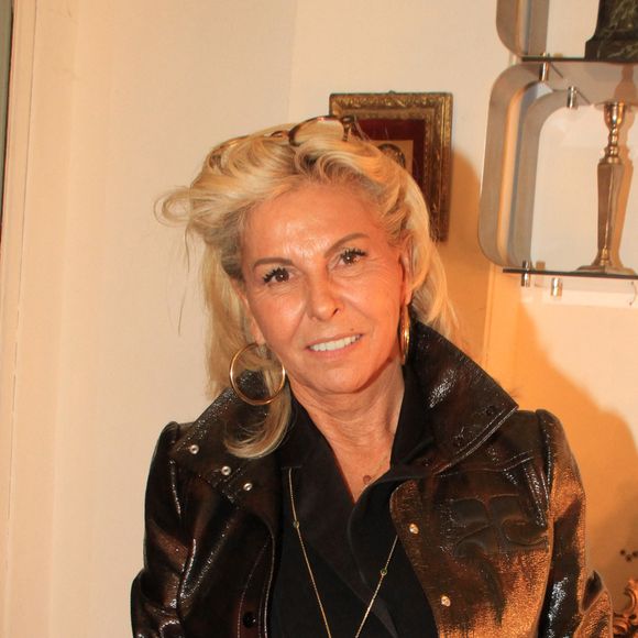 Une chose est sûre : Caroline Margeridon sait porter ce blouson !
Exclusif - Caroline Margeridon lors de la Fête des puces de Saint Ouen au Marché Biron le 26 septembre 2024. © Baldini / Bestimage 