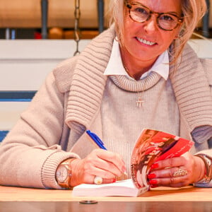 Exclusif - Caroline Margeridon (Affaire conclue sur France 2) , dédicace son livre "Libre!" dans la boutique Haute Antiques 207 de son ami et collègue dans l'émission Stéphane Vanhandenhoven à Bruxelles le 14 novembre 2021. © Frédéric Andrieu / Bestimage