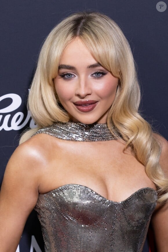 Heureusement, s'il existe des traitements et compléments alimentaires pour lutter contre ce phénomène plutôt désagréable,
Sabrina Carpenter, ses cheveux blonds en font rêver plus d'un.e