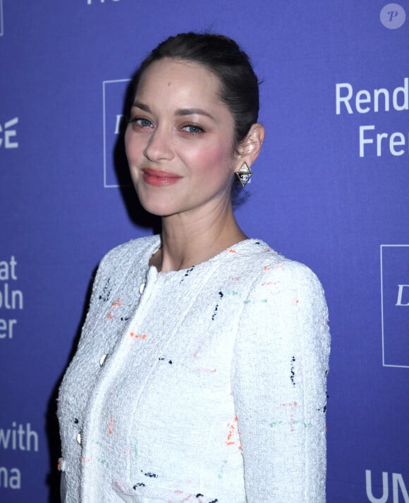 En effet, ces coquillages ont en commun de comporter une bonne dose de zinc et de sélénium, oligo-élément qui a un pouvoir anti-oxydant.
Marion Cotillard à New York © Photo Image Press / Zuma Press / Bestimage