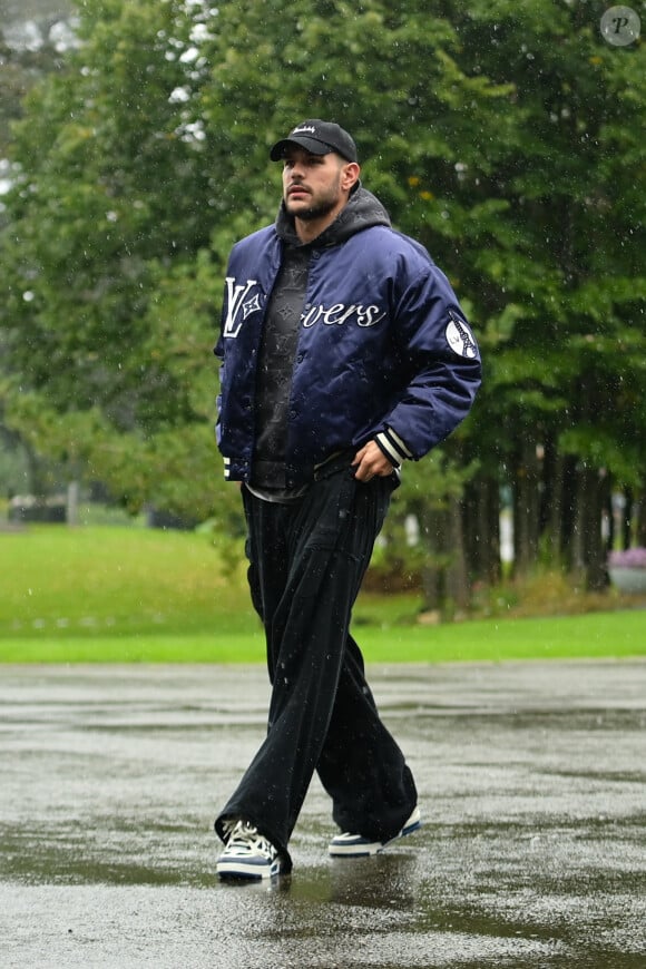 Théo Hernandez arrive en second avec près de 6400€ sur lui
 
Theo Hernandez (France) - Arrivées des joueurs de l'équipe de France de football au centre de formation et centre National du Football de Clairefontaine-en-Yvelines, France, le 7 octobre 2024. © Federico Pestellini/Panoramic/bestimage