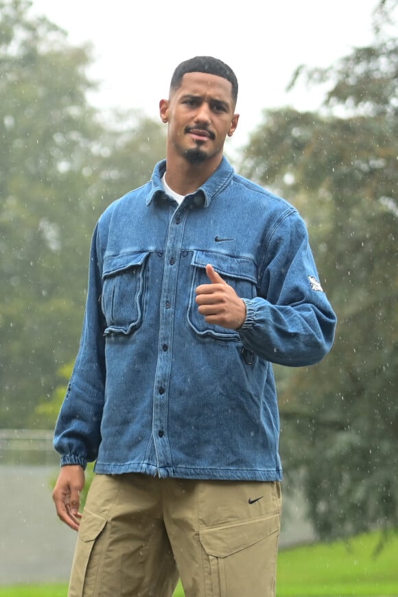 William Saliba (France) - Arrivées des joueurs de l'équipe de France de football au centre de formation et centre National du Football de Clairefontaine-en-Yvelines, France, le 7 octobre 2024. © Federico Pestellini/Panoramic/bestimage