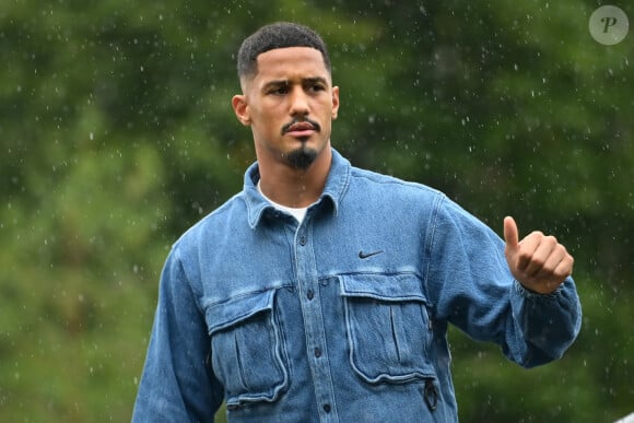 William Saliba (France) - Arrivées des joueurs de l'équipe de France de football au centre de formation et centre National du Football de Clairefontaine-en-Yvelines, France, le 7 octobre 2024. © Federico Pestellini/Panoramic/bestimage