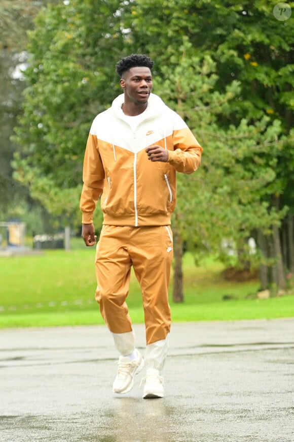 Du côté des looks les moins onéreux, on retrouve Aurélien Tchouameni avec un ensemble à 360€
 
Aurelien Tchouameni (France) - Arrivées des joueurs de l'équipe de France de football au centre de formation et centre National du Football de Clairefontaine-en-Yvelines, France, le 7 octobre 2024. © Federico Pestellini/Panoramic/bestimage