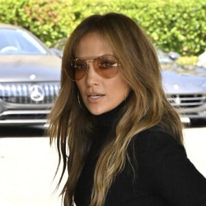 Questionnée par Interview Magazine mercredi 9 octobre, l'actrice s'est livrée pour la première fois sur cette période difficile. 
Jennifer Lopez et Ben Affleck ont déjeuné à l'hôtel Beverly Hills en compagnie de leurs enfants. Jennifer porte sa bague de fiançailles à l'auriculaire et une bague au nom de Jennifer à l'annulaire. Los Angeles, CA, USA le 14 septembre 2024. Photo par NewsYourCelebs/Splash News/ABACAPRESS.COM