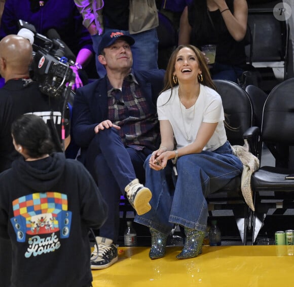 Jennifer Lopez et Ben Affleck sont assis à côté du terrain pendant le match de NBA Los Angeles Lakers/Golden State Warriors au Crypto.com Arena à Los Angeles, Ca, USA, le samedi 16 mars 2024. Photo par Jim Ruymen/UPI/ABACAPRESS.COM