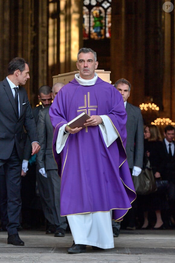 Il n'est d'ailleurs pas le seul à y avoir eu ses obsèques puisque d'autres célébrités avant lui y ont eu le droit.
Illustration - Sorties des obsèques de Marie Laforêt en l'église Saint-Eustache à Paris. Le 7 novembre 2019