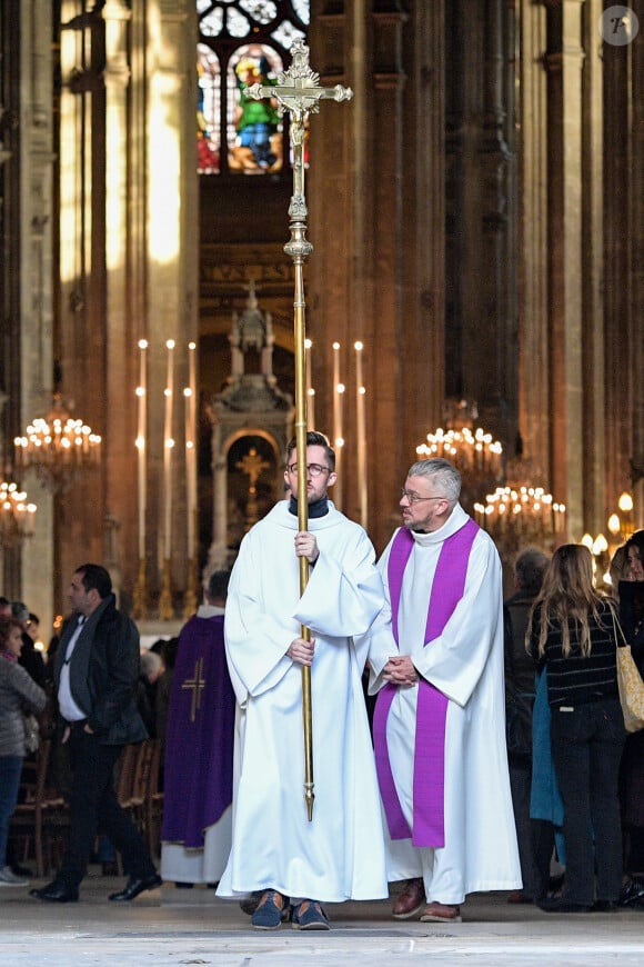 Illustration - Sorties des obsèques de Marie Laforêt en l'église Saint-Eustache à Paris. Le 7 novembre 2019