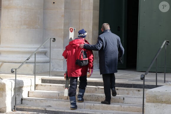 Un fan habillé en skieur, hommage à Jean-Claude Dusse, lors des obsèques de Michel Blanc à l'église Saint-Eustache le 10 octobre à Paris Photo by Nasser Berzane/ABACAPRESS.COM